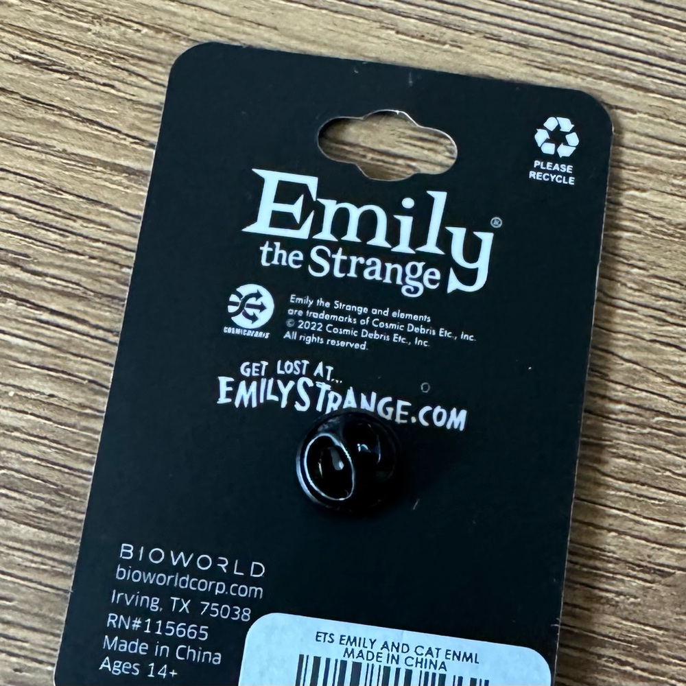 EMILY THE STRANGE-NWT Metal & Enamel Pin with Kitty - Picture 5 of 6